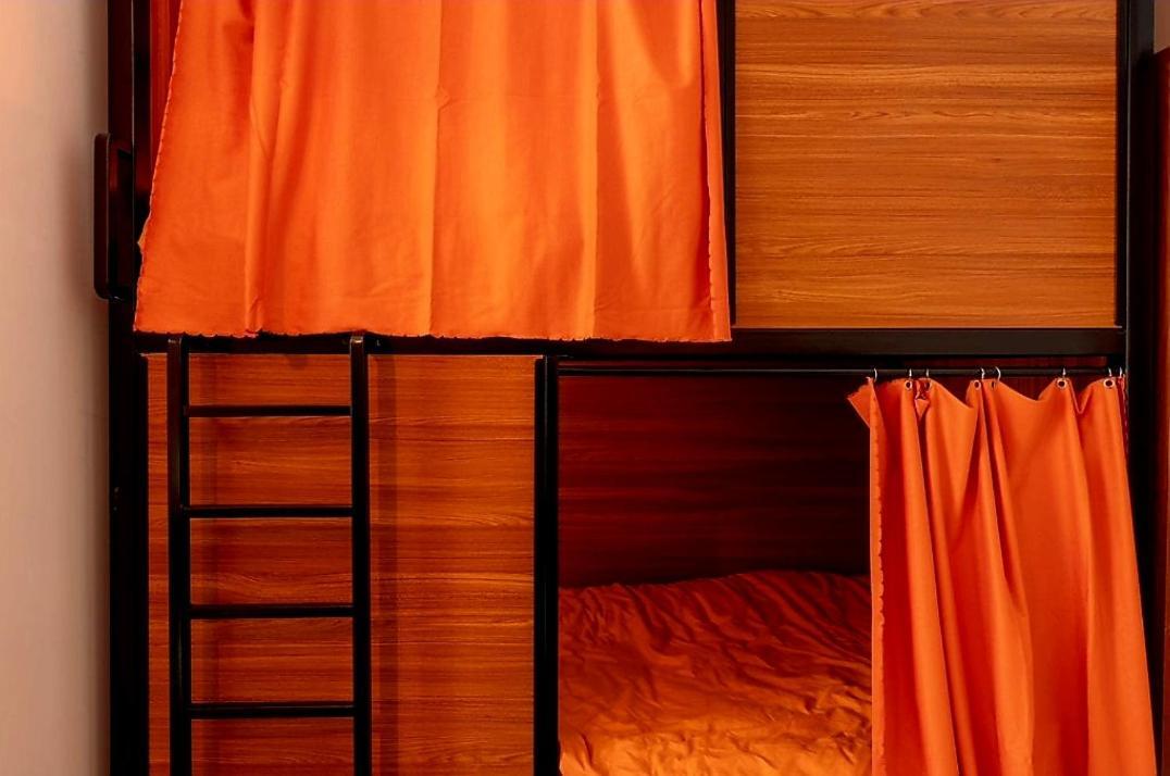 Recharge Hostel Роттердам Экстерьер фото